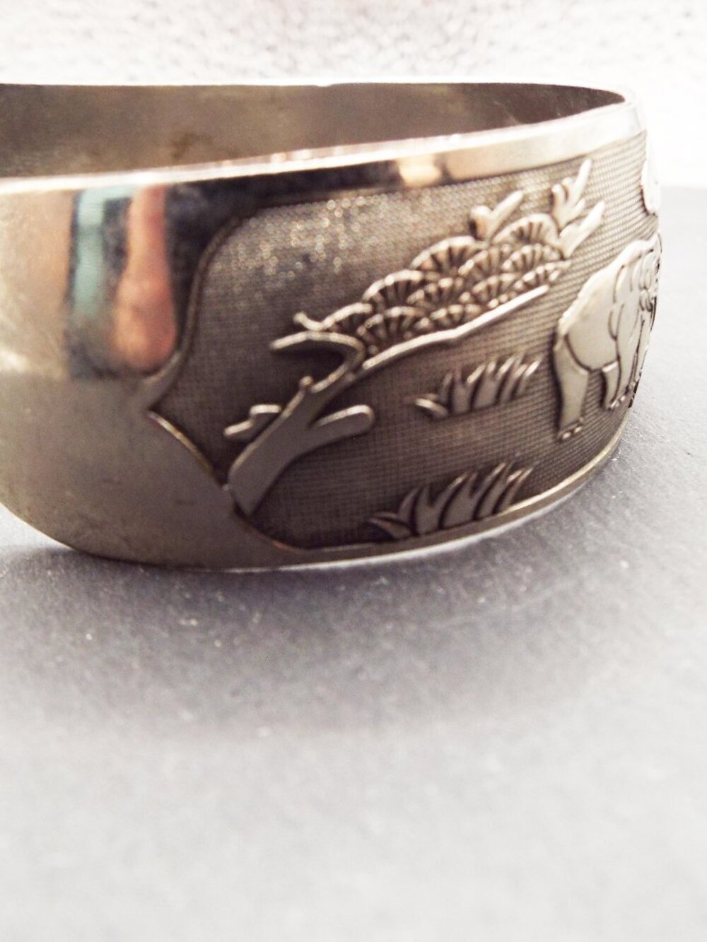 SILVERY RAISED SAFARI ELEPHANTS PARADING AROUND YOUR WRIST CUFF BRACELET 40B - Picture 4 of 7